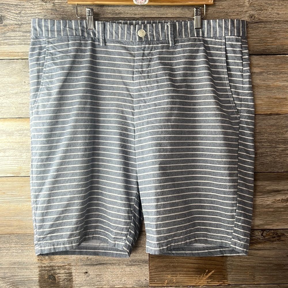 Old Navy Flat front Striped Chino Shorts Size 40 💗